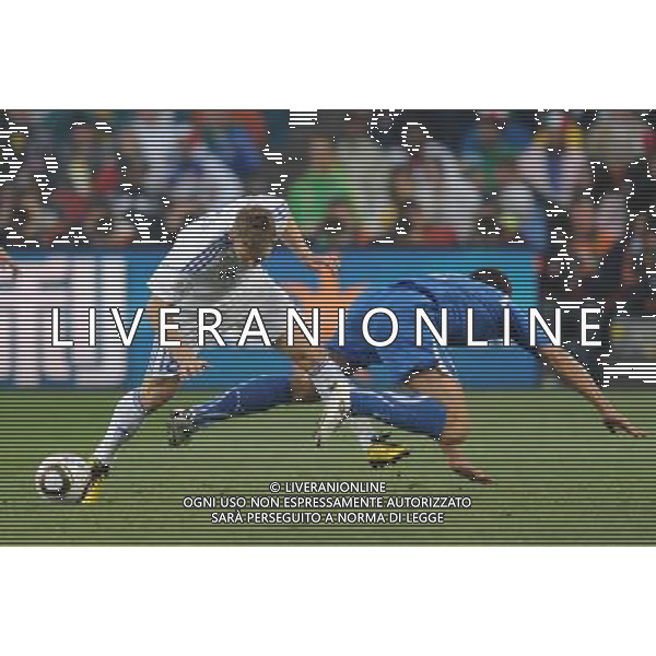 (100624) -- JOHANNESBURG, June 24, 2010 -- Slovakia\'s Erik Jendrisek (L) vies for the ball during the 2010 World Cup Group F soccer match against Italy at Ellis Park stadium in Johannesburg, South Africa, June 24, 2010. Wang Yuguo) (kh) ©Photoshot/Agenzia Aldo Liverani Sas - ITALY ONLY: SLOVACCHIA - ITALIA FIFA WORLD CUP CAMPIONATI MONDIALI SUD AFRICA 2010