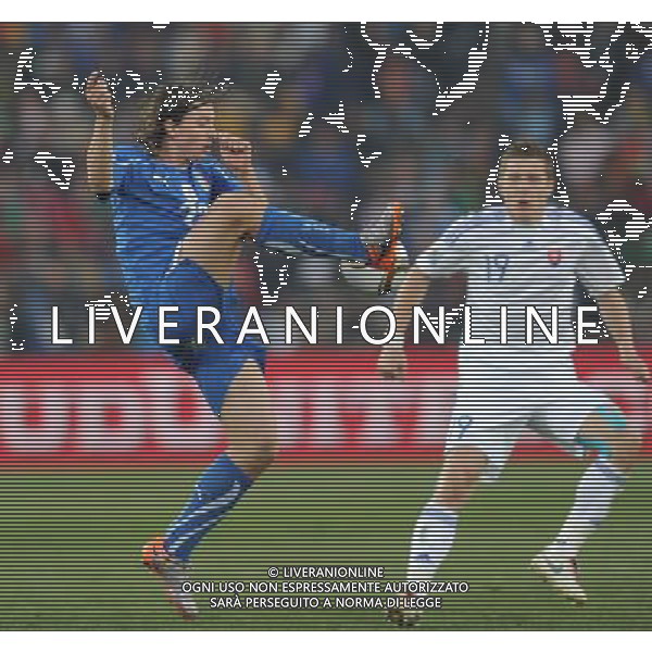 (100624) -- JOHANNESBURG, June 24, 2010 -- Italy\'s Riccardo Montolivo (L) controls the ball during the 2010 World Cup Group F soccer match against Slovakia at Ellis Park stadium in Johannesburg, South Africa, June 24, 2010. Wang Yuguo) (kh) ©Photoshot/Agenzia Aldo Liverani Sas - ITALY ONLY: SLOVACCHIA - ITALIA FIFA WORLD CUP CAMPIONATI MONDIALI SUD AFRICA 2010