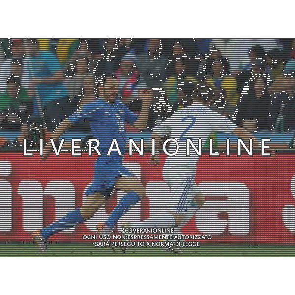 (100624) -- JOHANNESBURG, June 24, 2010 -- Italy\'s Gianluca Zambrotta (L) breaks through during the 2010 World Cup Group F soccer match against Slovakia at Ellis Park stadium in Johannesburg, South Africa, June 24, 2010. Guo Yong) (kh) ©Photoshot/Agenzia Aldo Liverani Sas - ITALY ONLY: SLOVACCHIA - ITALIA FIFA WORLD CUP CAMPIONATI MONDIALI SUD AFRICA 2010