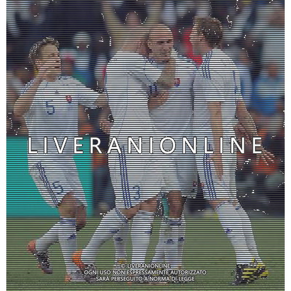 (100624) -- JOHANNESBURG, June 24, 2010 -- Slovakia\'s Robert Vittek (2nd R) celebrates his scoring with teammates during the 2010 World Cup Group F soccer match against Italy at Ellis Park stadium in Johannesburg, South Africa, June 24, 2010. Wang Yuguo) (kh) ©Photoshot/Agenzia Aldo Liverani Sas - ITALY ONLY: SLOVACCHIA - ITALIA FIFA WORLD CUP CAMPIONATI MONDIALI SUD AFRICA 2010
