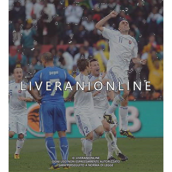 (100624) -- JOHANNESBURG, June 24, 2010 -- Slovakia\'s Robert Vittek (R) celebrates his scoring during the 2010 World Cup Group F soccer match against Italy at Ellis Park stadium in Johannesburg, South Africa, June 24, 2010. Wang Yuguo) (kh) ©Photoshot/Agenzia Aldo Liverani Sas - ITALY ONLY: SLOVACCHIA - ITALIA FIFA WORLD CUP CAMPIONATI MONDIALI SUD AFRICA 2010