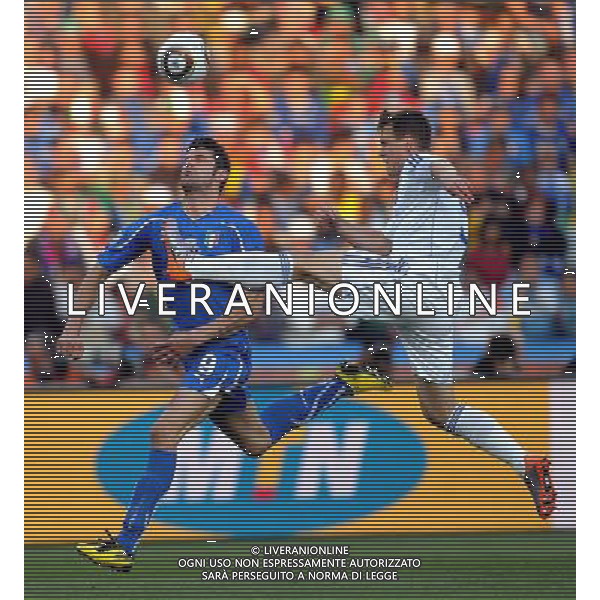 (100624) -- JOHANNESBURG, June 24, 2010 -- Italy\'s Vincenzo Iaquinta (L) vies with Slovakia\'s Radoslav Zabavnik during the 2010 World Cup Group F soccer match at Ellis Park stadium in Johannesburg, South Africa, June 24, 2010. Wang Yuguo) (kh) ©Photoshot/Agenzia Aldo Liverani Sas - ITALY ONLY: SLOVACCHIA - ITALIA FIFA WORLD CUP CAMPIONATI MONDIALI SUD AFRICA 2010