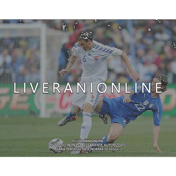 (100624) -- JOHANNESBURG, June 24, 2010 -- Italy\'s Riccardo Montolivo (Bottom) vies with Slovakia\'s Zdenko Strba during the 2010 World Cup Group F soccer match at Ellis Park stadium in Johannesburg, South Africa, June 24, 2010. Wang Yuguo) (kh) ©Photoshot/Agenzia Aldo Liverani Sas - ITALY ONLY: SLOVACCHIA - ITALIA FIFA WORLD CUP CAMPIONATI MONDIALI SUD AFRICA 2010