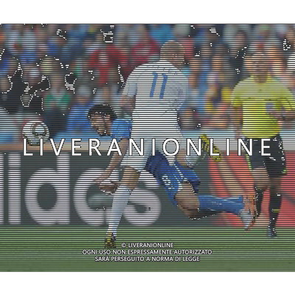 (100624) -- JOHANNESBURG, June 24, 2010 -- Italy\'s Gennaro Gattuso (Bottom) vies with Slovakia\'s Robert Vittek during the 2010 World Cup Group F soccer match at Ellis Park stadium in Johannesburg, South Africa, June 24, 2010. Guo Yong) (kh) ©Photoshot/Agenzia Aldo Liverani Sas - ITALY ONLY: SLOVACCHIA - ITALIA FIFA WORLD CUP CAMPIONATI MONDIALI SUD AFRICA 2010