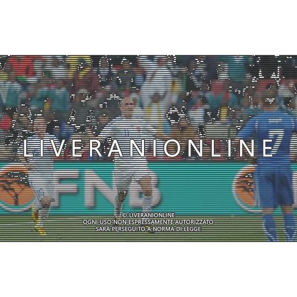 (100624) -- JOHANNESBURG, June 24, 2010 -- Slovakia\'s Robert Vittek (2nd L) celebrates his scoring during the 2010 World Cup Group F soccer match against Italy at Ellis Park stadium in Johannesburg, South Africa, June 24, 2010. Wang Yuguo) (kh) ©Photoshot/Agenzia Aldo Liverani Sas - ITALY ONLY: SLOVACCHIA - ITALIA FIFA WORLD CUP CAMPIONATI MONDIALI SUD AFRICA 2010