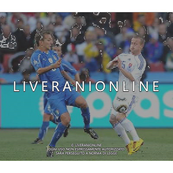 (100624) -- JOHANNESBURG, June 24, 2010 -- Italy\'s Domenico Criscito (L) vies for the ball during the 2010 World Cup Group F soccer match against Slovakia at Ellis Park stadium in Johannesburg, South Africa, June 24, 2010. Guo Yong) (kh) ©Photoshot/Agenzia Aldo Liverani Sas - ITALY ONLY: SLOVACCHIA - ITALIA FIFA WORLD CUP CAMPIONATI MONDIALI SUD AFRICA 2010
