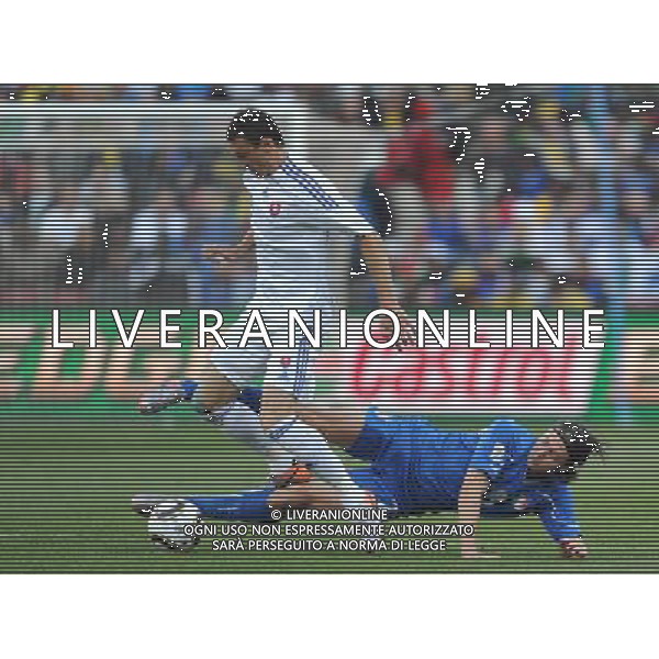 (100624) -- JOHANNESBURG, June 24, 2010 -- Italy\'s Riccardo Montolivo (Bottom) vies with Slovakia\'s Zdenko Strba during the 2010 World Cup Group F soccer match at Ellis Park stadium in Johannesburg, South Africa, June 24, 2010. Wang Yuguo) (kh) ©Photoshot/Agenzia Aldo Liverani Sas - ITALY ONLY: SLOVACCHIA - ITALIA FIFA WORLD CUP CAMPIONATI MONDIALI SUD AFRICA 2010