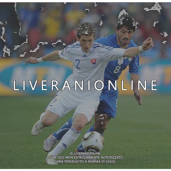 (100624) -- JOHANNESBURG, June 24, 2010 -- Italy\'s Gennaro Gattuso (R) vies with Slovakia\'s Peter Pekarik during the 2010 World Cup Group F soccer match at Ellis Park stadium in Johannesburg, South Africa, June 24, 2010. Guo Yong) (kh) ©Photoshot/Agenzia Aldo Liverani Sas - ITALY ONLY: SLOVACCHIA - ITALIA FIFA WORLD CUP CAMPIONATI MONDIALI SUD AFRICA 2010