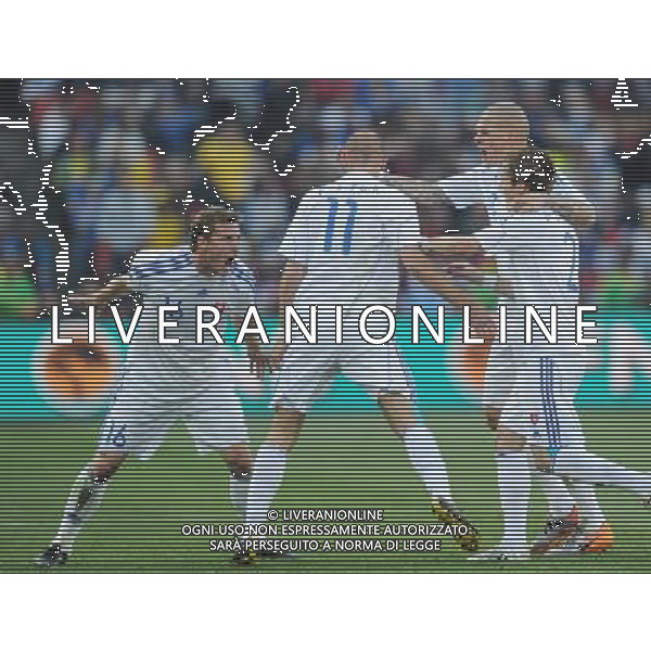 (100624) -- JOHANNESBURG, June 24, 2010 -- Slovakia\'s Robert Vittek (2nd L) celebrates his scoring with teammates during the 2010 World Cup Group F soccer match against Italy at Ellis Park stadium in Johannesburg, South Africa, June 24, 2010. Guo Yong) (kh) ©Photoshot/Agenzia Aldo Liverani Sas - ITALY ONLY: SLOVACCHIA - ITALIA FIFA WORLD CUP CAMPIONATI MONDIALI SUD AFRICA 2010