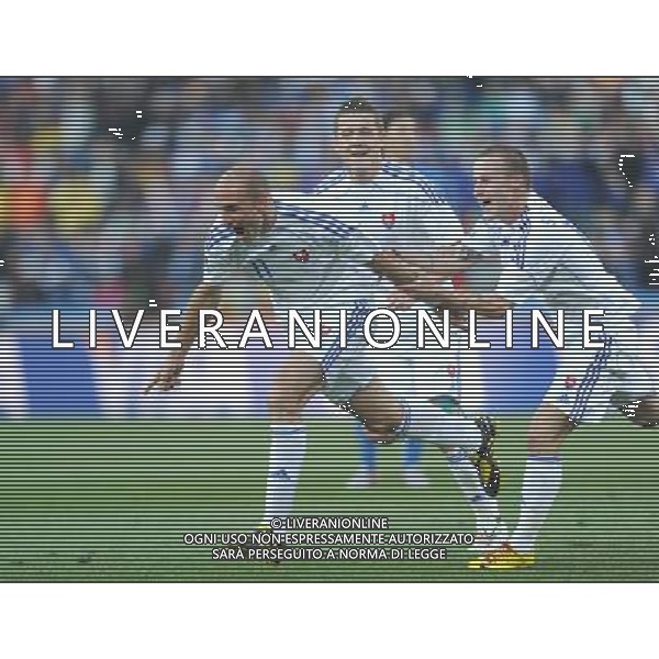 (100624) -- JOHANNESBURG, June 24, 2010 -- Slovakia\'s Robert Vittek (L) celebrates his scoring with teammates during the 2010 World Cup Group F soccer match against Italy at Ellis Park stadium in Johannesburg, South Africa, June 24, 2010. Guo Yong) (kh) ©Photoshot/Agenzia Aldo Liverani Sas - ITALY ONLY: SLOVACCHIA - ITALIA FIFA WORLD CUP CAMPIONATI MONDIALI SUD AFRICA 2010