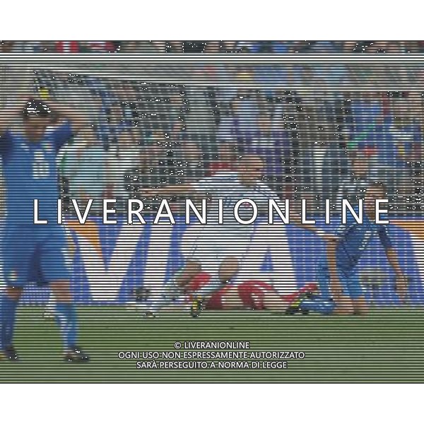 (100624) -- JOHANNESBURG, June 24, 2010 -- Slovakia\'s Robert Vittek (2nd L) celebrates his scoring during the 2010 World Cup Group F soccer match against Italy at Ellis Park stadium in Johannesburg, South Africa, June 24, 2010. Wang Yuguo) (kh) ©Photoshot/Agenzia Aldo Liverani Sas - ITALY ONLY: SLOVACCHIA - ITALIA FIFA WORLD CUP CAMPIONATI MONDIALI SUD AFRICA 2010