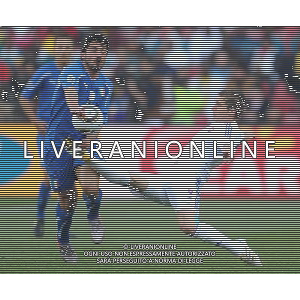 (100624) -- JOHANNESBURG, June 24, 2010 -- Italy\'s Gennaro Gattuso (L) vies with Slovakia\'s Peter Pekarik during the 2010 World Cup Group F soccer match at Ellis Park stadium in Johannesburg, South Africa, June 24, 2010. Wang Yuguo) (kh) ©Photoshot/Agenzia Aldo Liverani Sas - ITALY ONLY: SLOVACCHIA - ITALIA FIFA WORLD CUP CAMPIONATI MONDIALI SUD AFRICA 2010