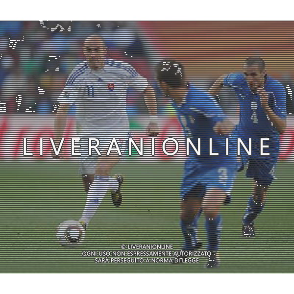(100624) -- JOHANNESBURG, June 24, 2010 -- Slovakia\'s Robert Vittek (L) breaks through during the 2010 World Cup Group F soccer match against Italy at Ellis Park stadium in Johannesburg, South Africa, June 24, 2010. Guo Yong) (kh) ©Photoshot/Agenzia Aldo Liverani Sas - ITALY ONLY: SLOVACCHIA - ITALIA FIFA WORLD CUP CAMPIONATI MONDIALI SUD AFRICA 2010