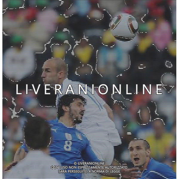 (100624) -- JOHANNESBURG, June 24, 2010 -- Italy\'s Gennaro Gattuso (Bottom) vies with Slovakia\'s Robert Vittek during the 2010 World Cup Group F soccer match at Ellis Park stadium in Johannesburg, South Africa, June 24, 2010. Wang Yuguo) (kh) ©Photoshot/Agenzia Aldo Liverani Sas - ITALY ONLY: SLOVACCHIA - ITALIA FIFA WORLD CUP CAMPIONATI MONDIALI SUD AFRICA 2010