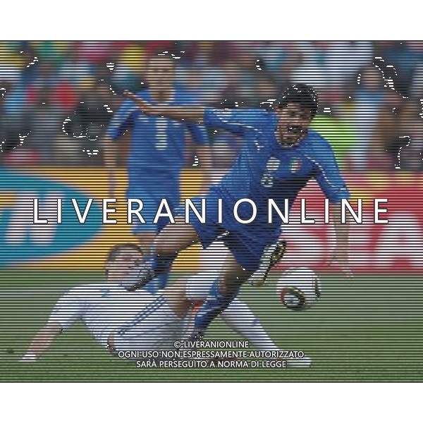 (100624) -- JOHANNESBURG, June 24, 2010 -- Italy\'s Gennaro Gattuso (R) vies with Slovakia\'s Peter Pekarik during the 2010 World Cup Group F soccer match at Ellis Park stadium in Johannesburg, South Africa, June 24, 2010. Wang Yuguo) (kh) ©Photoshot/Agenzia Aldo Liverani Sas - ITALY ONLY: SLOVACCHIA - ITALIA FIFA WORLD CUP CAMPIONATI MONDIALI SUD AFRICA 2010