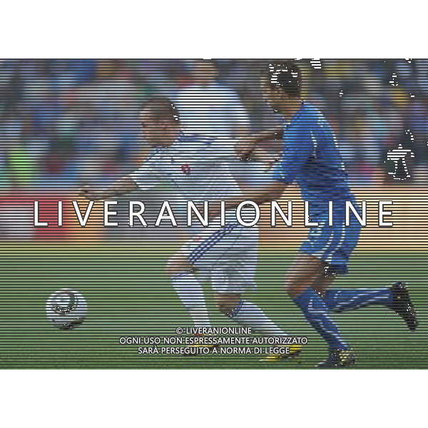 (100624) -- JOHANNESBURG, June 24, 2010 -- Italy\'s Domenico Criscito (R) vies with Slovakia\'s Radoslav Zabavnik during the 2010 World Cup Group F soccer match at Ellis Park stadium in Johannesburg, South Africa, June 24, 2010. Guo Yong) (kh) ©Photoshot/Agenzia Aldo Liverani Sas - ITALY ONLY: SLOVACCHIA - ITALIA FIFA WORLD CUP CAMPIONATI MONDIALI SUD AFRICA 2010