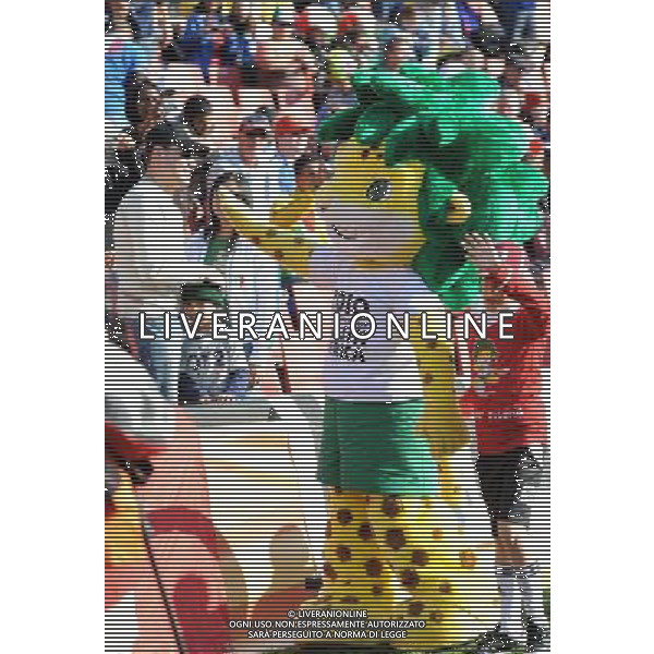 (100624) -- JOHANNESBURG, June 24, 2010 -- Zakumi, the official mascot of the FIFA 2010 World Cup, plays with spectators prior to the 2010 World Cup Group F soccer match between Italy and Slovakia at Ellis Park stadium in Johannesburg, South Africa, June 24, 2010. Guo Yong) (kh) ©Photoshot/Agenzia Aldo Liverani Sas - ITALY ONLY: SLOVACCHIA - ITALIA FIFA WORLD CUP CAMPIONATI MONDIALI SUD AFRICA 2010
