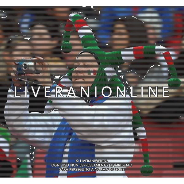 (100624) -- JOHANNESBURG, June 24, 2010 -- An Italy\'s supporter takes picture prior to the 2010 World Cup Group F soccer match between Italy and Slovakia at Ellis Park stadium in Johannesburg, South Africa, June 24, 2010. Wang Yuguo) (kh) ©Photoshot/Agenzia Aldo Liverani Sas - ITALY ONLY: SLOVACCHIA - ITALIA FIFA WORLD CUP CAMPIONATI MONDIALI SUD AFRICA 2010