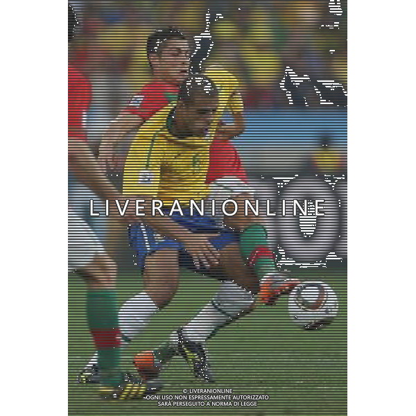 PORTOGALLO - BRASILE CAMPIONATI MONDIALI SUDAFRICA 2010 FIFA WORLD CUP SOUTH AFRICA, Match 45, 25/06/2010 POR-BRA, Portugal-Brazil, Portugal-Brasilien, nella foto CRISTIANO RONALDO, FELIPE MELO copyright by firo sportphoto/Agenzia Aldo Liverani Sas ITALY ONLY - EDITORIAL USE ONLY -