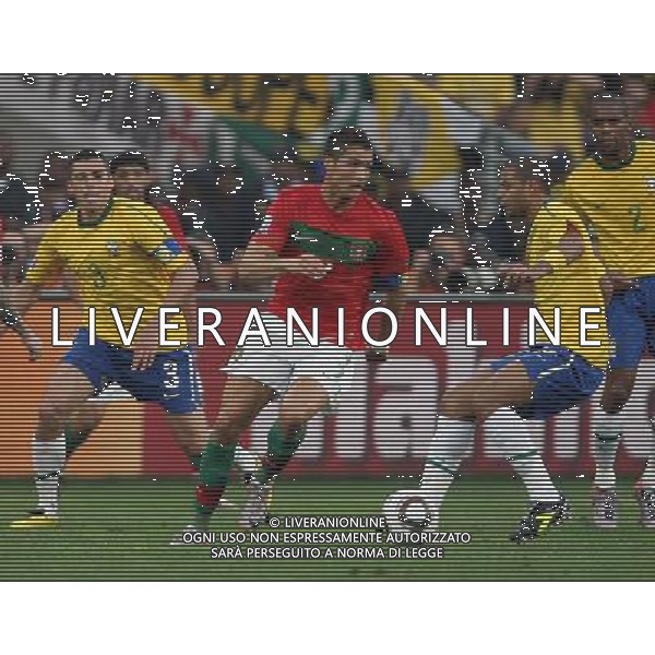 PORTOGALLO - BRASILE CAMPIONATI MONDIALI SUDAFRICA 2010 FIFA WORLD CUP SOUTH AFRICA, Match 45, 25/06/2010 POR-BRA, Portugal-Brazil, Portugal-Brasilien, nella foto LUCIO, CRISTIANO RONALDO copyright by firo sportphoto/Agenzia Aldo Liverani Sas ITALY ONLY - EDITORIAL USE ONLY -