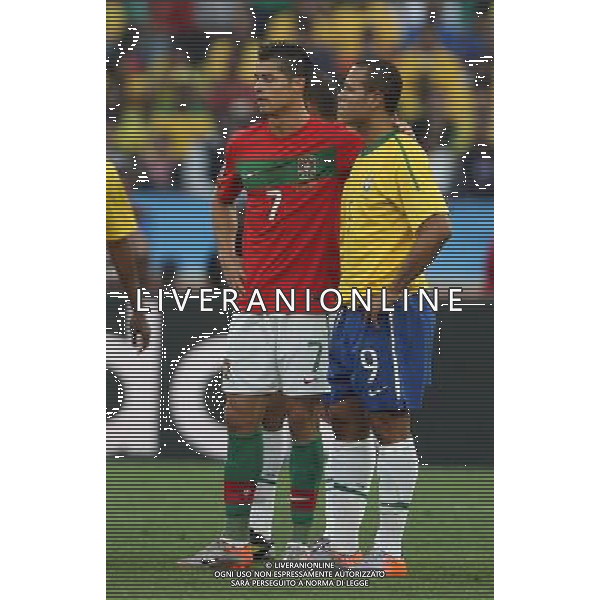 PORTOGALLO - BRASILE CAMPIONATI MONDIALI SUDAFRICA 2010 FIFA WORLD CUP SOUTH AFRICA, Match 45, 25/06/2010 POR-BRA, Portugal-Brazil, Portugal-Brasilien, nella foto CRISTIANO RONALDO E LUIS FABIANO copyright by firo sportphoto/Agenzia Aldo Liverani Sas ITALY ONLY - EDITORIAL USE ONLY -