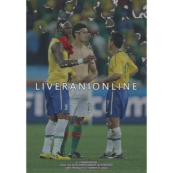 firoCALCIO SPORT 25.06.2010 COPPA DEL MONDO 2010 WM 2010 Sudafrica, 2010 FIFA WORLD CUP SOUTH AFRICA, Match 45, portogallo brasile POR-BRA, Portugal-Brazil, Portugal-Brasilien, 0:0 nella foto GRAFITE, BRA, RICARDO COSTA, POR, JOSUE, BRA ph firo/ ALDO LIVERANI SAS