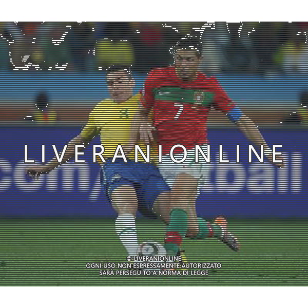 CALCIO SPORT 25.06.2010 COPPA DEL MONDO 2010 WM 2010 Sudafrica, 2010 FIFA WORLD CUP SOUTH AFRICA, Match 45, portogallo brasile POR-BRA, Portugal-Brazil, Portugal-Brasilien, 0:0 nella foto CRISTIANO RONALDO E LUCIO ph firo/ ALDO LIVERANI SAS