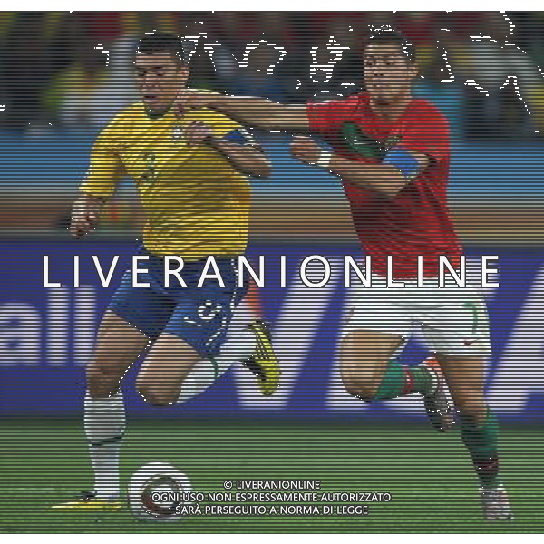 CALCIO SPORT 25.06.2010 COPPA DEL MONDO 2010 WM 2010 Sudafrica, 2010 FIFA WORLD CUP SOUTH AFRICA, Match 45, portogallo brasile POR-BRA, Portugal-Brazil, Portugal-Brasilien, 0:0 nella foto CRISTIANO RONALDO E LUCIO ph firo/ ALDO LIVERANI SAS