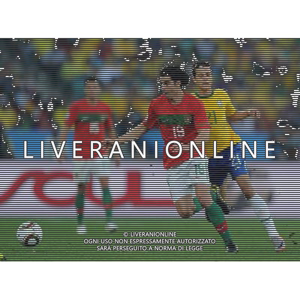 (100625) -- DURBAN, June 25, 2010 -- Tiago (C) of Portugal vies with Brazil\'s Nilmar during the Group G last round match at 2010 FIFA World Cup, at Moses Mabhida stadium in Durban, South Africa, on June 25, 2010. Chen Haitong) (dl) MONDIALI DI CALCIO SUDAFRICA 2010 PORTOGALLO BRASILE CALCIO SPORT ©PHOTOSHOT/ALDO LIVERANI ITALY ONLY