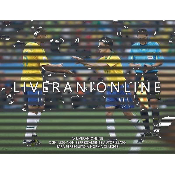 (100625) -- DURBAN, June 25, 2010 -- Brazil\'s Josue (C) substitutes teammate Felipe Melo (L) during the Group G last round match against Portugal at 2010 FIFA World Cup, at Moses Mabhida stadium in Durban, South Africa, on June 25, 2010. Liao Yujie) (dl) MONDIALI DI CALCIO SUDAFRICA 2010 PORTOGALLO BRASILE CALCIO SPORT ©PHOTOSHOT/ALDO LIVERANI ITALY ONLY