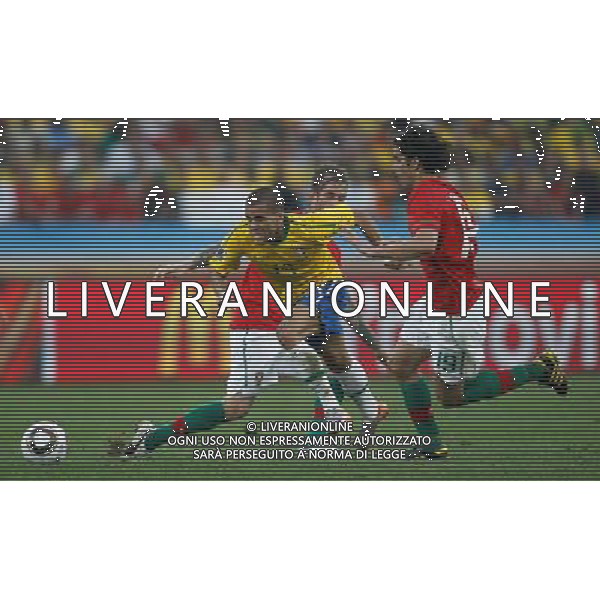 (100625) -- DURBAN, June 25, 2010 -- Brazil\'s Dani Alves (C) breaks through during the Group G last round match against Portugal at 2010 FIFA World Cup, at Moses Mabhida stadium in Durban, South Africa, on June 25, 2010. Liao Yujie) (dl) MONDIALI DI CALCIO SUDAFRICA 2010 PORTOGALLO BRASILE CALCIO SPORT ©PHOTOSHOT/ALDO LIVERANI ITALY ONLY