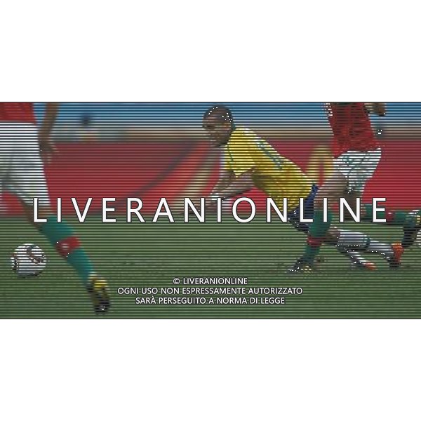 (100625) -- DURBAN, June 25, 2010 -- Brazil\'s Dani Alves (2nd R) falls on the pitch during the Group G last round match against Portugal at 2010 FIFA World Cup, at Moses Mabhida stadium in Durban, South Africa, on June 25, 2010. Liao Yujie) (dl) MONDIALI DI CALCIO SUDAFRICA 2010 PORTOGALLO BRASILE CALCIO SPORT ©PHOTOSHOT/ALDO LIVERANI ITALY ONLY