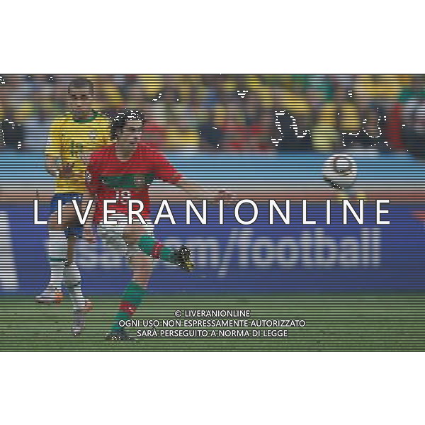 (100625) -- DURBAN, June 25, 2010 -- Tiago (R) of Portugal vies with Brazil\'s Dani Alves during the Group G last round match at 2010 FIFA World Cup, at Moses Mabhida stadium in Durban, South Africa, on June 25, 2010. Liao Yujie) (dl) MONDIALI DI CALCIO SUDAFRICA 2010 PORTOGALLO BRASILE CALCIO SPORT ©PHOTOSHOT/ALDO LIVERANI ITALY ONLY