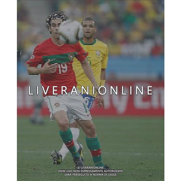 (100625) -- DURBAN, June 25, 2010 -- Tiago (L) of Portugal vies with Brazil\'s Felipe Melo during the Group G last round match at 2010 FIFA World Cup, at Moses Mabhida stadium in Durban, South Africa, on June 25, 2010. Liao Yujie) (dl) MONDIALI DI CALCIO SUDAFRICA 2010 PORTOGALLO BRASILE CALCIO SPORT ©PHOTOSHOT/ALDO LIVERANI ITALY ONLY