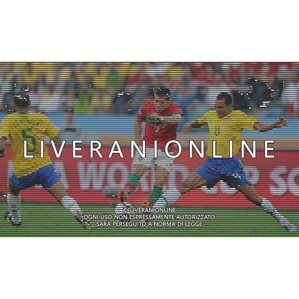 (100625) -- DURBAN, June 25, 2010 -- Cristiano Ronaldo (C) of Portugal vies with Brazil\'s Gilberto Silva during the Group G last round match at 2010 FIFA World Cup, at Moses Mabhida stadium in Durban, South Africa, on June 25, 2010. Chen Haitong) (dl) MONDIALI DI CALCIO SUDAFRICA 2010 PORTOGALLO BRASILE CALCIO SPORT ©PHOTOSHOT/ALDO LIVERANI ITALY ONLY