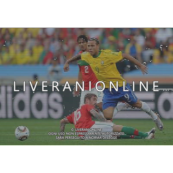 (100625) -- DURBAN, June 25, 2010 -- Brazil\'s Luis Fabiano (R) vies with Raul Meireles of Portugal during the Group G last round match at 2010 FIFA World Cup, at Moses Mabhida stadium in Durban, South Africa, on June 25, 2010. Chen Haitong) (dl) MONDIALI DI CALCIO SUDAFRICA 2010 PORTOGALLO BRASILE CALCIO SPORT ©PHOTOSHOT/ALDO LIVERANI ITALY ONLY