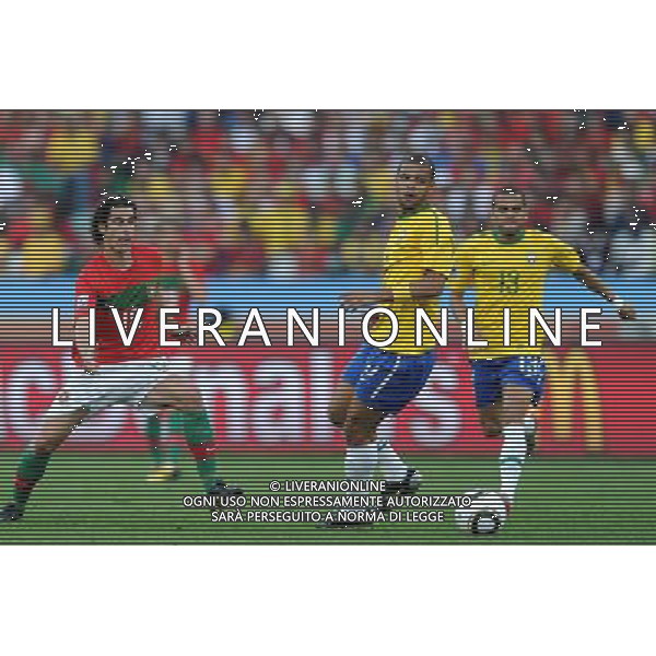 (100625) -- DURBAN, June 25, 2010 -- Tiago (L) of Portugal vies with Brazil\'s players during the Group G last round match at 2010 FIFA World Cup, at Moses Mabhida stadium in Durban, South Africa, on June 25, 2010. Chen Haitong) (dl) MONDIALI DI CALCIO SUDAFRICA 2010 PORTOGALLO BRASILE CALCIO SPORT ©PHOTOSHOT/ALDO LIVERANI ITALY ONLY