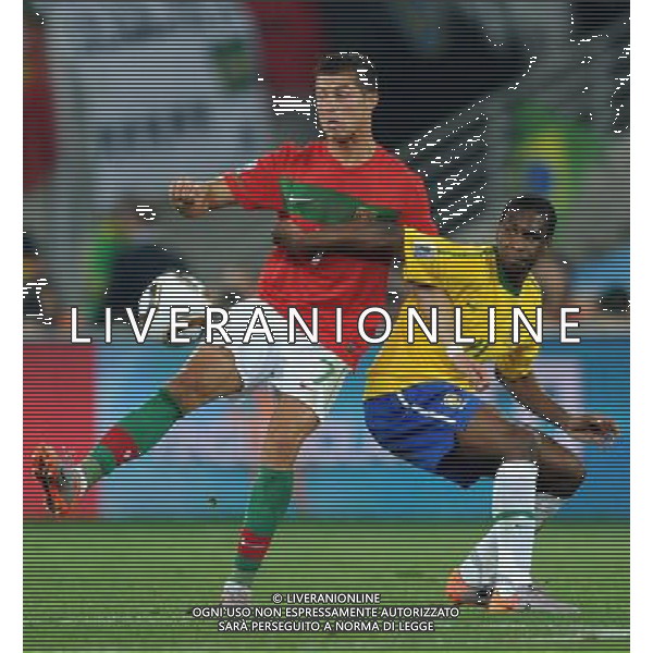 (100626) -- DURBAN, June 26, 2010 -- Brazil\'s Juan (R) vies with Cristiano Ronaldo of Portugal during the Group G last round match at 2010 FIFA World Cup, at Moses Mabhida stadium in Durban, South Africa, on June 25, 2010. The match tied 0-0. Both Brazil and Portugal are qualified for the round of 16. Chen Haitong) (dl) MONDIALI DI CALCIO SUDAFRICA 2010 PORTOGALLO BRASILE CALCIO SPORT ©PHOTOSHOT/ALDO LIVERANI ITALY ONLY