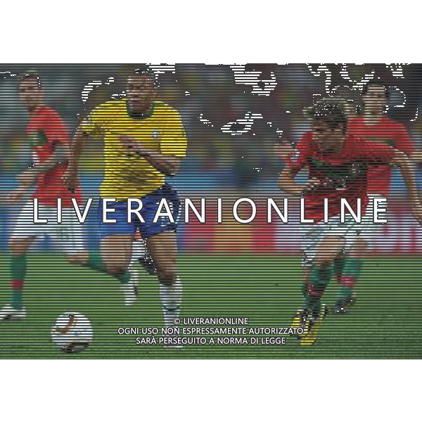 (100626) -- DURBAN, June 26, 2010 -- Brazil\'s Julio Baptista (L) vies with Fabio Coentrao of Portugal during the Group G last round match at 2010 FIFA World Cup, at Moses Mabhida stadium in Durban, South Africa, on June 25, 2010. The match tied 0-0. Both Brazil and Portugal are qualified for the round of 16. Chen Haitong) (dl) MONDIALI DI CALCIO SUDAFRICA 2010 PORTOGALLO BRASILE CALCIO SPORT ©PHOTOSHOT/ALDO LIVERANI ITALY ONLY