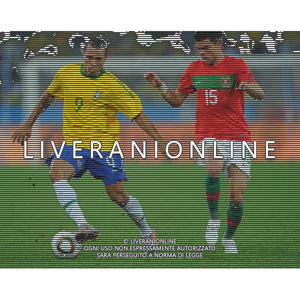 (100626) -- DURBAN, June 26, 2010 -- Brazil\'s Luis Fabiano (L) vies with Pepe of Portugal during the Group G last round match at 2010 FIFA World Cup, at Moses Mabhida stadium in Durban, South Africa, on June 25, 2010. The match tied 0-0. Both Brazil and Portugal are qualified for the round of 16. Chen Haitong) (dl) MONDIALI DI CALCIO SUDAFRICA 2010 PORTOGALLO BRASILE CALCIO SPORT ©PHOTOSHOT/ALDO LIVERANI ITALY ONLY