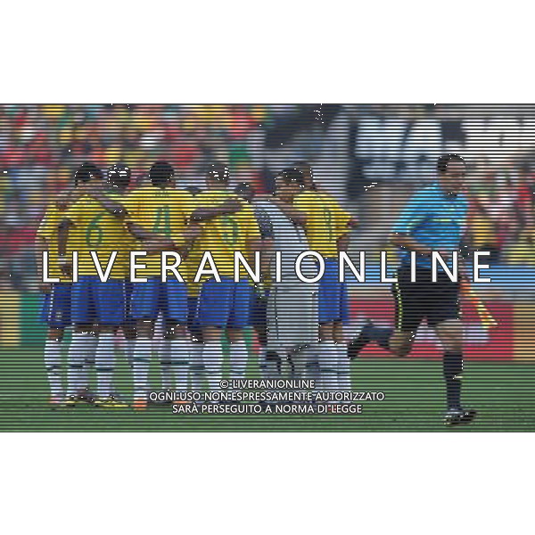 (100626) -- DURBAN, June 26, 2010 -- Brazil\'s players encourage each other before the Group G last round match against Portugal at 2010 FIFA World Cup, at Moses Mabhida stadium in Durban, South Africa, on June 25, 2010. The match tied 0-0. Both Brazil and Portugal are qualified for the round of 16. Chen Haitong) (dl) MONDIALI DI CALCIO SUDAFRICA 2010 PORTOGALLO BRASILE CALCIO SPORT ©PHOTOSHOT/ALDO LIVERANI ITALY ONLY
