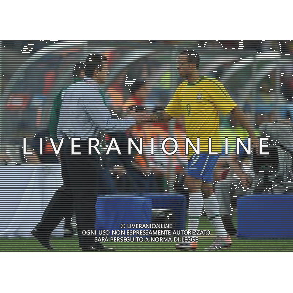 (100626) -- DURBAN, June 26, 2010 -- Brazil\'s head coach Dunga (L) shakes hands with Luis Fabiano of Brazil after the Group G last round match against Portugal at 2010 FIFA World Cup, at Moses Mabhida stadium in Durban, South Africa, on June 25, 2010. The match tied 0-0. Both Brazil and Portugal are qualified for the round of 16. Chen Haitong) (dl) MONDIALI DI CALCIO SUDAFRICA 2010 PORTOGALLO BRASILE CALCIO SPORT ©PHOTOSHOT/ALDO LIVERANI ITALY ONLY