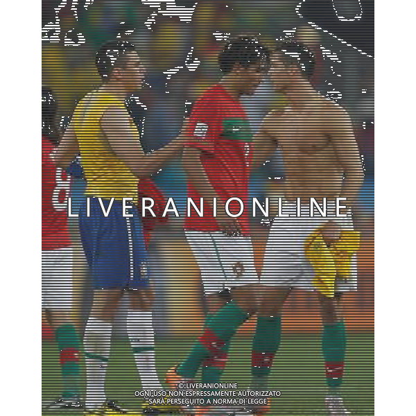 (100626) -- DURBAN, June 26, 2010 -- Brazil\'s Lucio (L) shakes hands with Cristiano Ronaldo (R) of Portugal after the Group G last round match at 2010 FIFA World Cup, at Moses Mabhida stadium in Durban, South Africa, on June 25, 2010. The match tied 0-0. Both Brazil and Portugal are qualified for the round of 16. Liao Yujie) (dl) MONDIALI DI CALCIO SUDAFRICA 2010 PORTOGALLO BRASILE CALCIO SPORT ©PHOTOSHOT/ALDO LIVERANI ITALY ONLY