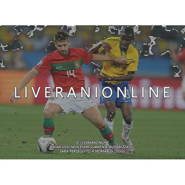(100626) -- DURBAN, June 26, 2010 -- Brazil\'s Ramires (R) vies with Miguel Veloso of Portugal during the Group G last round match at 2010 FIFA World Cup, at Moses Mabhida stadium in Durban, South Africa, on June 25, 2010. The match tied 0-0. Both Brazil and Portugal are qualified for the round of 16. Chen Haitong) (dl) MONDIALI DI CALCIO SUDAFRICA 2010 PORTOGALLO BRASILE CALCIO SPORT ©PHOTOSHOT/ALDO LIVERANI ITALY ONLY