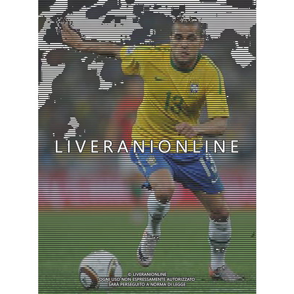 (100626) -- DURBAN, June 26, 2010 -- Brazil\'s Dani Alves breaks through during the Group G last round match against Portugal at 2010 FIFA World Cup, at Moses Mabhida stadium in Durban, South Africa, on June 25, 2010. The match tied 0-0. Both Brazil and Portugal are qualified for the round of 16. Chen Haitong) (dl) MONDIALI DI CALCIO SUDAFRICA 2010 PORTOGALLO BRASILE CALCIO SPORT ©PHOTOSHOT/ALDO LIVERANI ITALY ONLY