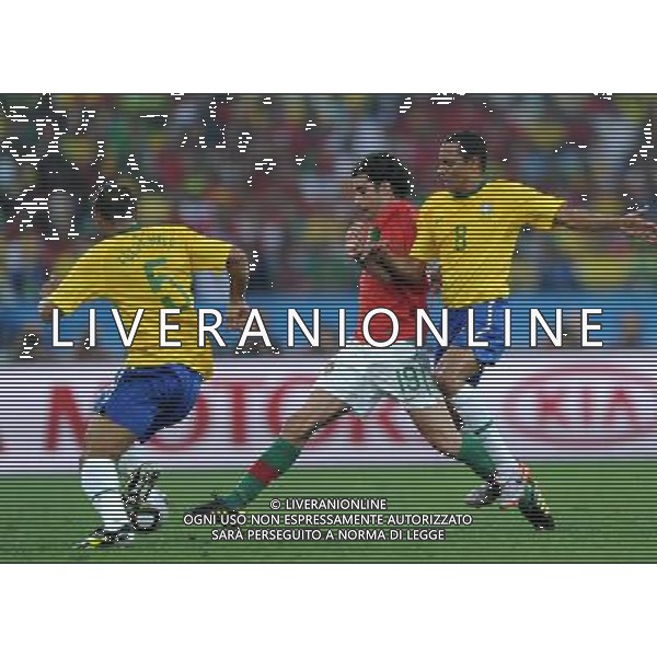 (100626) -- DURBAN, June 26, 2010 -- Brazil\'s Gilberto Silva (R) vies with Tiago (C) of Portugal during the Group G last round match at 2010 FIFA World Cup, at Moses Mabhida stadium in Durban, South Africa, on June 25, 2010. The match tied 0-0. Both Brazil and Portugal are qualified for the round of 16. Chen Haitong) (dl) MONDIALI DI CALCIO SUDAFRICA 2010 PORTOGALLO BRASILE CALCIO SPORT ©PHOTOSHOT/ALDO LIVERANI ITALY ONLY