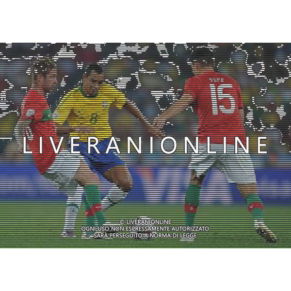 (100626) -- DURBAN, June 26, 2010 -- Brazil\'s Gilberto Silva (C) vies with players of Portugal during the Group G last round match at 2010 FIFA World Cup, at Moses Mabhida stadium in Durban, South Africa, on June 25, 2010. The match tied 0-0. Both Brazil and Portugal are qualified for the round of 16. Liao Yujie) (dl) MONDIALI DI CALCIO SUDAFRICA 2010 PORTOGALLO BRASILE CALCIO SPORT ©PHOTOSHOT/ALDO LIVERANI ITALY ONLY