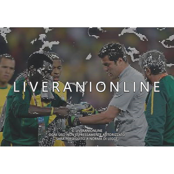 (100625) -- DURBAN, June 25, 2010 -- Brazil\'s goalkeeper Julio Cesar (2nd R) exchanges a jersey during the Group G last round match against Portugal at 2010 FIFA World Cup, at Moses Mabhida stadium in Durban, South Africa, on June 25, 2010. The match tied 0-0. Both Brazil and Portugal are qualified for the round of 16. Liao Yujie) (dl) MONDIALI DI CALCIO SUDAFRICA 2010 PORTOGALLO BRASILE CALCIO SPORT ©PHOTOSHOT/ALDO LIVERANI ITALY ONLY