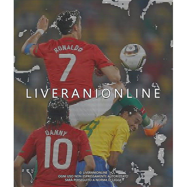 (100626) -- DURBAN, June 26, 2010 -- Cristiano Ronaldo (C) of Portugal vies with Brazil\'s Gilberto Silva (R) during the Group G last round match at 2010 FIFA World Cup, at Moses Mabhida stadium in Durban, South Africa, on June 25, 2010. The match tied 0-0. Both Brazil and Portugal are qualified for the round of 16. Liao Yujie) (dl) MONDIALI DI CALCIO SUDAFRICA 2010 PORTOGALLO BRASILE CALCIO SPORT ©PHOTOSHOT/ALDO LIVERANI ITALY ONLY