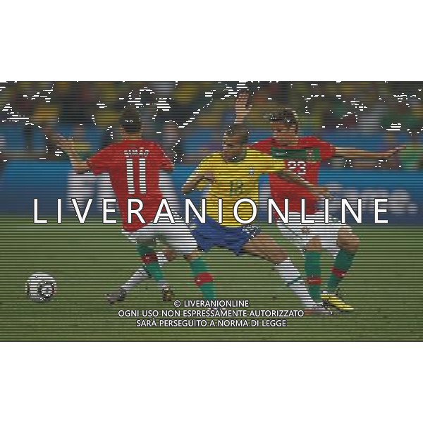 (100626) -- DURBAN, June 26, 2010 -- Brazil\'s Dani Alves (C) vies with Simao (L) and Fabio Coentrao of Portugal during the Group G last round match at 2010 FIFA World Cup, at Moses Mabhida stadium in Durban, South Africa, on June 25, 2010. The match tied 0-0. Both Brazil and Portugal are qualified for the round of 16. Liao Yujie) (dl) MONDIALI DI CALCIO SUDAFRICA 2010 PORTOGALLO BRASILE CALCIO SPORT ©PHOTOSHOT/ALDO LIVERANI ITALY ONLY